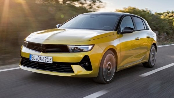 Бронзов медал за Opel Astra 1.5 CDTi, за който ACI изчисли цена на километър от 0,4802 евро. Поколението в момента представлява шестата итерация на модела, както и първото, родено под егидата на PSA. Колата е дълга 4,37 метра, широка 1,86 метра и оборудвана с  422-литров багажник. 

Той се задвижва от същия 1.5 двигател със 131 к.с. и 300 Нм въртящ момент като &bdquo;братчето&ldquo; Peugeot 308. В този случай наречен CDTi, за да остане верен на традиционната номенклатура на Opel. Декларираният разход е 4,7 л/100 км.